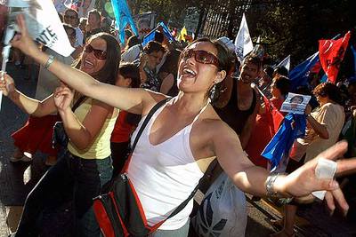 Partidarios de Bachelet celebran la victoria de la candidata de centro-izquierda en Santiago.