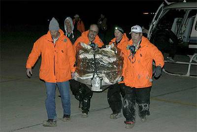 Personal de la NASA traslada ayer la cápsula de  Stardust  en Utah.