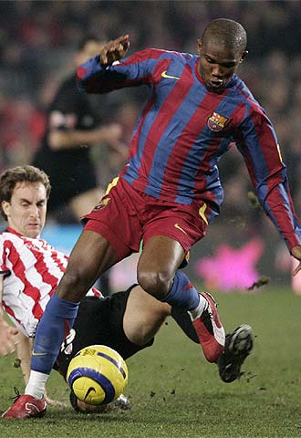 Eto'o se escapa de Murillo en una acción del Barça-Athletic.