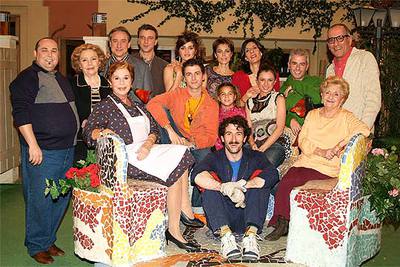 El reparto de  A tortas con la vida,  con Lina Morgan, sentada a la izquierda.