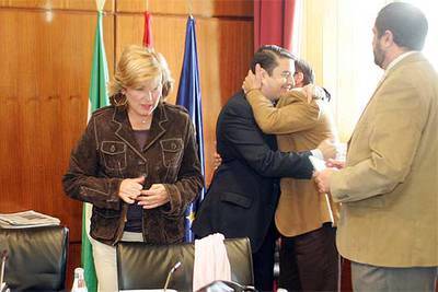 EL ABRAZO DEL PP Y PA. Antes del abandono oficial del PA, Antonio Sanz (PP) y el andalucista Antonio Moreno se fundieron en un abrazo en presencia de Concha Caballero e Dell'Olmo. PP y PA niegan que actuasen coordinadamente.