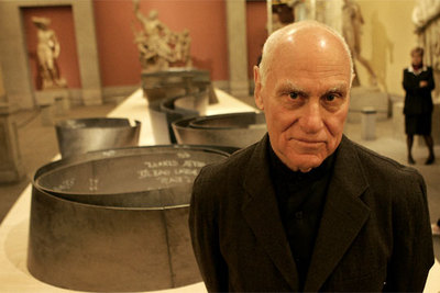 Richard Serra posa en Madrid ante una maqueta de su escultura monumental   The matter of time