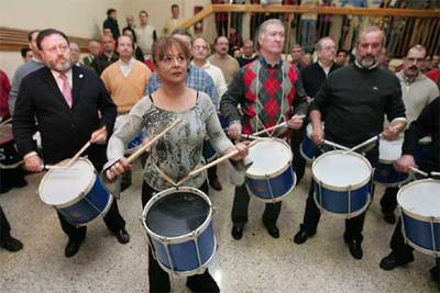 Las doce aguadoras que tocarán por primera vez con Gaztelubide en la izada de la bandera donostiarra ensayaron ayer con la sociedad.
