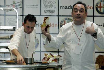 Ferran Adrià exhibe uno de sus experimentos con caramelo en Madrid Fusión.