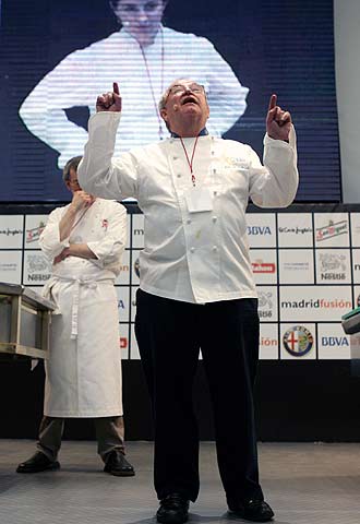 Juan Mari Arzak, durante su intervención en Madrid Fusión 2006; detrás, en la pantalla, su hija Elena.