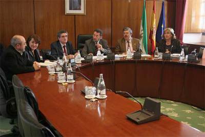 Los ponentes de IU y del PSOE se reunieron ayer tras la marcha de los representantes del PP y del PA.