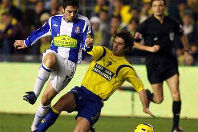 Jofre intenta regatear a Abraham Paz.