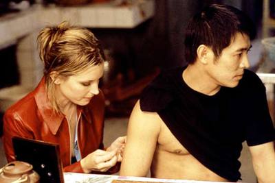 Bridget Fonda y Jet Li, en  El beso del dragón , de Chris Nahon.