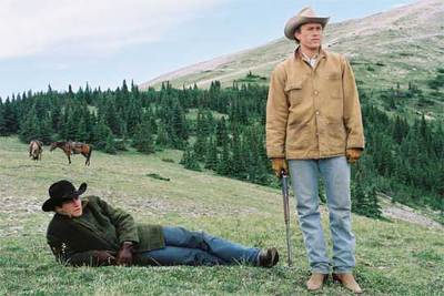Jake Gyllenhaal (a la izquierda) y Heath Ledger, en una imagen de  Brokeback mountain (En terreno vedado ),  de Ang Lee .