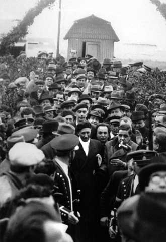 Llegada de Lluís Companys a Castelldefels tras salir del penal de El Puerto de Santa María (del libro  La guerra civil a Catalunya. 1936-1939).  
