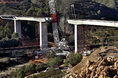 Una viga de más de 100 toneladas cae en las obras del AVE en Siete Aguas