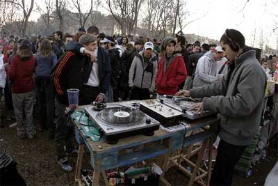 Un numeroso grupo de jóvenes celebra la fiesta de  San Canuto  en la Universidad Autónoma de Madrid.