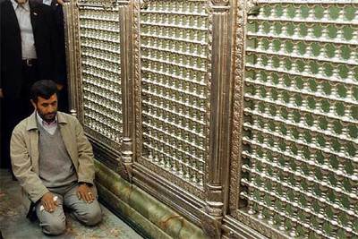 El presidente de Irán, Mahmud Ahmadineyad, durante su rezo ayer en una mezquita de Damasco.