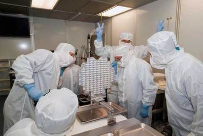 Científicos de la misión  Stardust  observan el panel donde se incrustaron las partículas del cometa Wild 2.