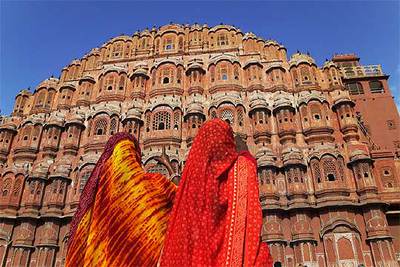 La fachada del Palacio de los Vientos (Jaipur, India) fue construida en 1799 para que las damas de la realeza pudiesen contemplar la actividad de las calles sin ser vistas.