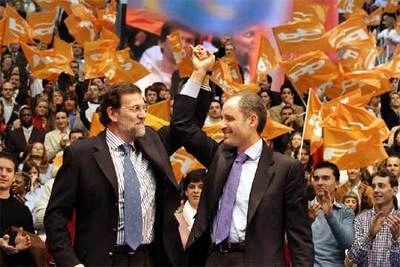 Mariano Rajoy y Francisco Camps, presidente de la Generalitat valenciana, durante el mitin.