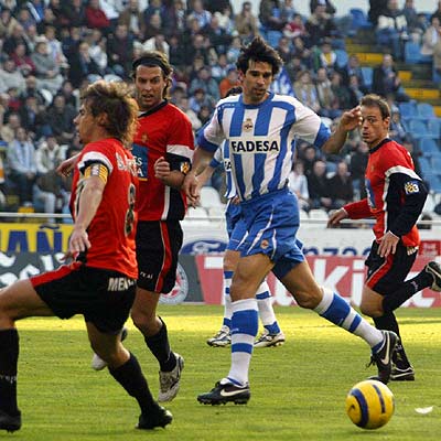Valerón pasa el balón rodedado de contrarios.
