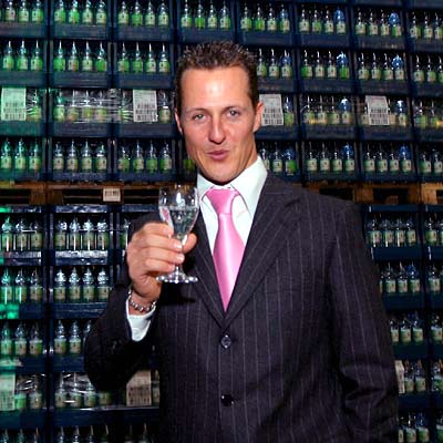  Schumi  brinda con agua en una promoción publicitaria.