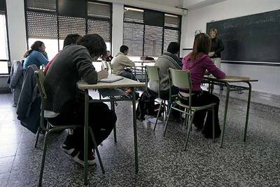Varios alumnos escuchan a la profesora durante una clase de tercero de secundaria en el instituto Federico Baraibar de Vitoria.