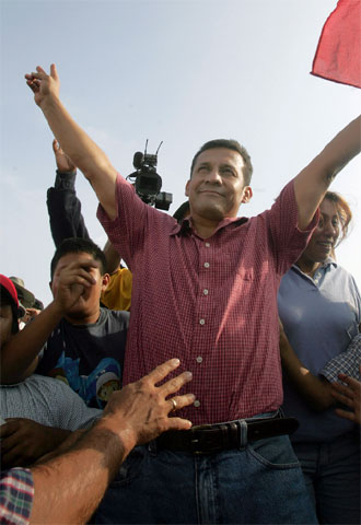 Ollanta Humala saluda durante una visita a Pachacutec, a las afueras de Lima, el pasado viernes 13.