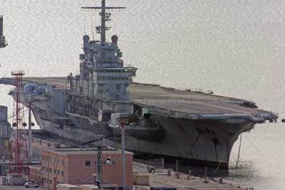 El buque  Clemenceau,  en el puerto militar de Tolón el pasado 30 de diciembre.