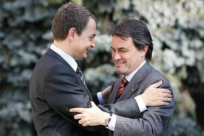 UN ABRAZO PARA SELLAR EL NUEVO ESTATUTO