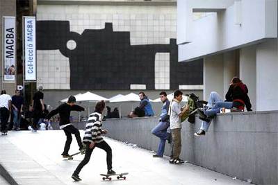 La tribu de patinadores invadió ayer a mediodía los alrededores del Museo de Arte Contemporaneo de Barcelona.