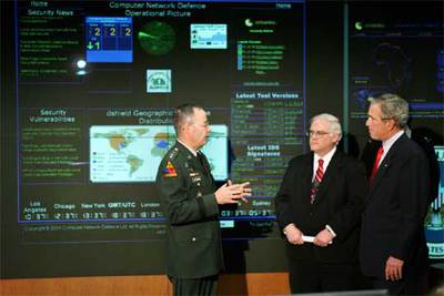 Bush escucha las explicaciones del director del NSA, el teniente general Keith Alexander, en la sede del centro.