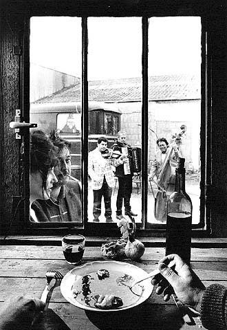 Théâtre Dromesko presenta 'La Baraque, cantina musical'.