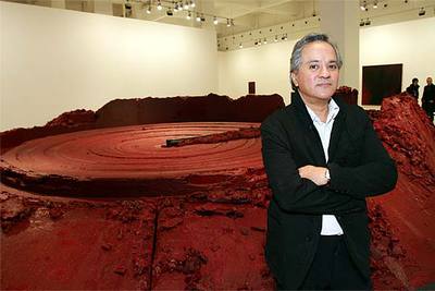 Anish Kapoor, ante su instalación  Mi patria roja,  en el Centro de Arte Contemporáneo de Málaga.