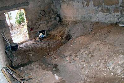 La zanja en el sótano donde se halló el cadáver.