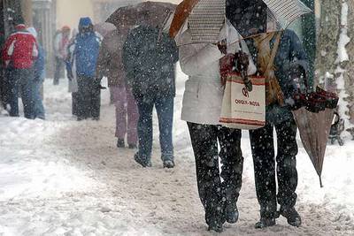 Varias personas transitan por una de las calles de la localidad cántabra de Reinosa.