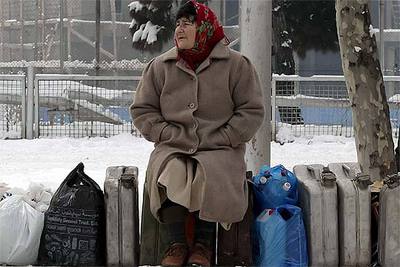 Una mujer espera para llenar bidones con queroseno en Tbilisi (Georgia).