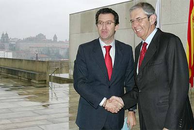 El presidente de la Xunta, Emilio Pérez Touriño (derecha), saluda a Alberto Núñez Feijóo.