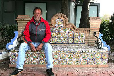 Juan Jesús Campos,  El Abuelito,  agredido varias veces por menores, en un banco de Ayamonte.