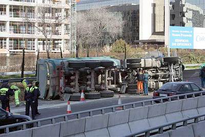 TONELADAS DE ARENA EN LA CUNETA