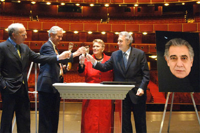 Plácido Domingo, con tres pares de narices