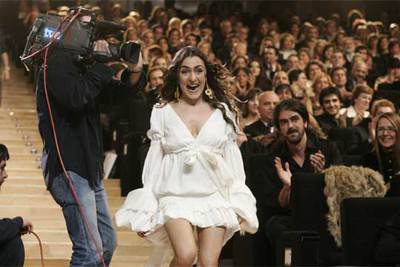 Candela Peña acude a recoger el premio a la mejor actriz por  Princesas,  en presencia del director Fernando León.