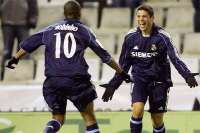 Robinho, de espaldas, y Cicinho, goleadores del Madrid, celebran el tanto de éste último, que supuso el triunfo de su equipo.