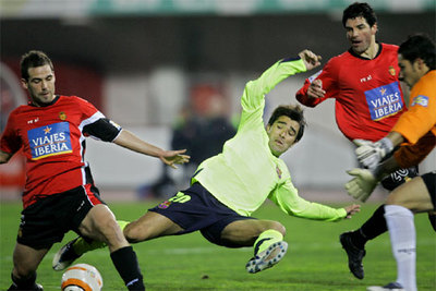 Deco intenta hacerse con la pelota entre Navarro y Tuzzio.