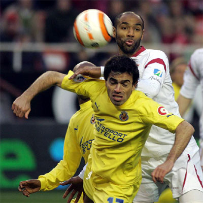 Kanouté disputa el balón por alto a Javi Venta.