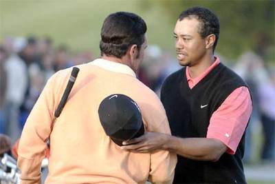 Tiger Woods y Olazábal se saludan al acabar el desempate