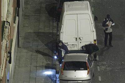 Agentes de la Ertzaintza buscan restos de la bomba que estalló en una oficina del Inem en Bilbao.