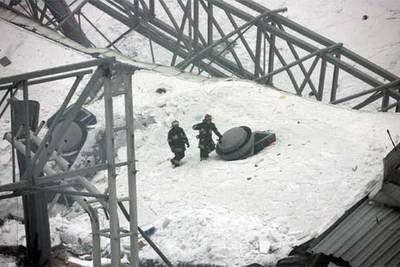 Trabajadores de rescate caminan sobre los escombros del centro de convenciones de Chorzow (Polonia) ayer.