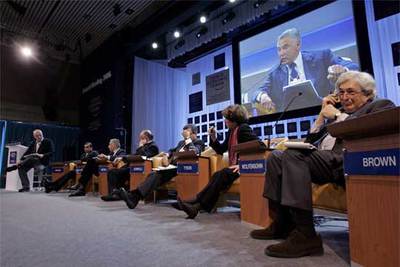 El ex presidente del Banco Mundial James Wolfensohn (derecha), ayer en la clausura del Foro de Davos.
