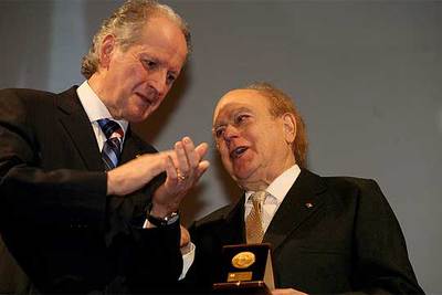 El ex presidente catalán Jordi Pujol, ayer en el momento de recoger el premio de manos de Juan María Atutxa en el teatro Arriaga.