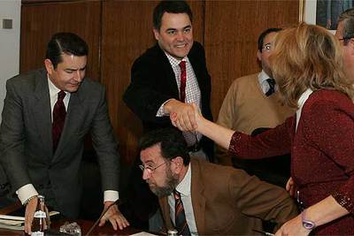 Concha Caballero (IU) saluda a Carlos Rojas (PP) por encima de la cabeza de Manuel Gracia (PSOE).