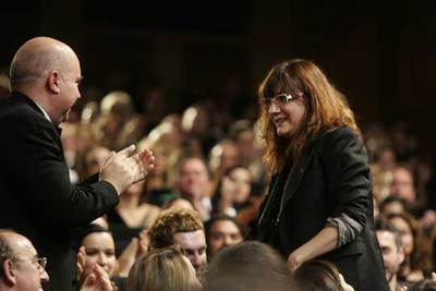 Agustín Almodóvar aplaude a Isabel Coixet durante la gala de los Goya, en la que  La vida secreta de las palabras  logró cuatro galardones.