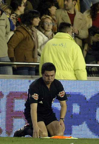 El línea del Valencia-Depor tras ser golpeado con una moneda.