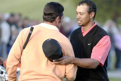 José María Olazábal felicita a Tiger Woods tras perder el desempate contra él.